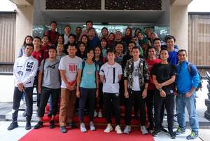 Tim bulutangkis Indonesia saat memenuhi undangan KBRI di Manila, Senin (17/2).