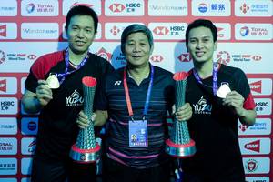 Kepala pelatih ganda putra Indonesia, Herry Iman Pierngadi (tengah) bersama Hendra Setiawan/Mohammad Ahsan.