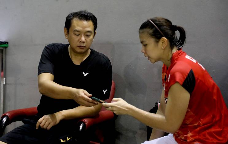 Kepala pelatih ganda putri Indonesia, Eng Hian (kiri) saat berbincang dengan Greysia Polii. (Foto: PP PBSI)
