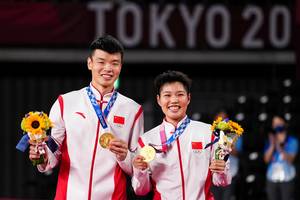 Ganda campuran Tiongkok, Wang Yi Lyu/Huang Dong Ping sukses mendulang medali emas Olimpiade Tokyo 2020. (Foto: BADMINTONPHOTO - Shi Tang)