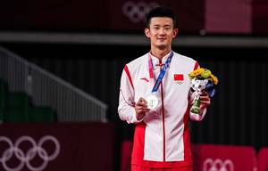 Chen Long (Tiongkok) meraih medali perak Olimpiade Tokyo 2020. (Foto: BADMINTONPHOTO - Shi Tang)