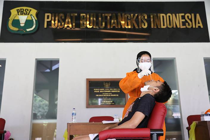 Pemain ganda putra Indonesia, Fajar Alfian saat menjalani tes Swab Antigen di Pelatnas PBSI, Cipayung, Jakarta Timur. (Foto: PP PBSI)