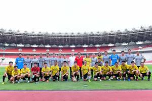Sesi foto para pengurus, pelatih, dan pemain PP PBSI, usai fun football di Senayan, Jakarta (Humas PP PBSI)