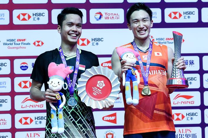 Tunggal putra nomor satu Indonesia, Anthony Sinisuka Ginting (kiri) bersama tunggal putra Jepang nomor satu dunia, Kento Momota saat di podium juara.