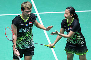 Rinov Rivaldy/Pitha Haningtyas Mentari (Indonesia) saling memberikan semangat di lapangan.