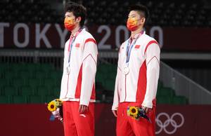 Ganda putra Tiongkok, Li Jun Hui/Liu Yuchen harus puas membawa pulang medali perak dari ajang Olimpiade Tokyo 2020. (Foto: BADMINTONPHOTO - Yves Lacroix)