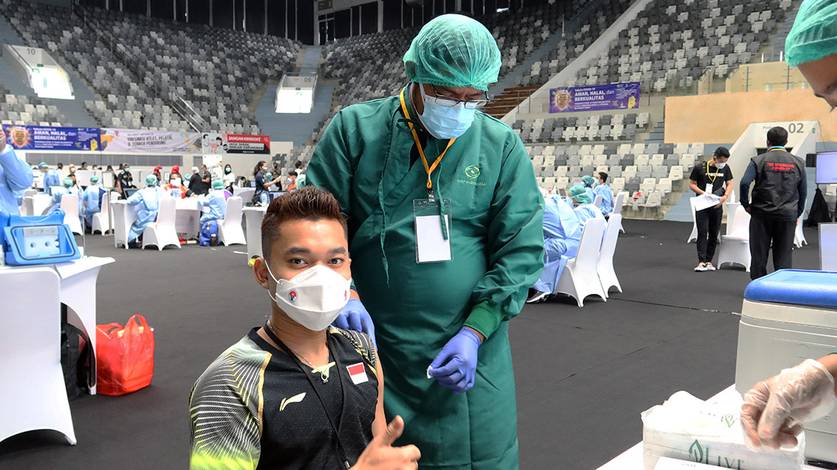 Pemain ganda putra Indonesia, Leo Rolly Carnando saat menerima vaksin. (Foto: PP PBSI)