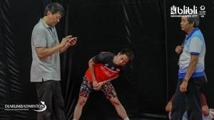 Pemain ganda putra Indonesia, Kevin Sanjaya Sukamuljo (tengah) saat melakukan pemanasan.