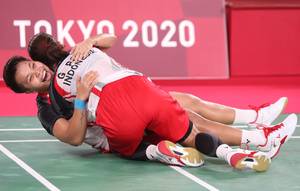 Selebrasi kemenangan Greysia Polii/Apriyani Rahayu saat memenangkan medali emas Olimpiade Tokyo 2020. (Foto: BADMINTONPHOTO - Yves Lacroix)