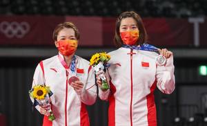 Ganda putri Tiongkok, Chen Qing Chen/Jia Yi Fan berhasil meraih medali perak Olimpiade Tokyo 2020. (Foto: BADMINTONPHOTO - Yves Lacroix)