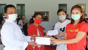Ganda putri Indonesia, Greysia Polii/Apriyani Rahayu (kanan) usai menjalani syukuran bersama karyawan PBSI. (Foto: PP PBSI)