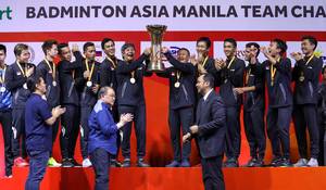 Tim putra Indonesia mengangkat piala Badminton Asia Team Championships 2020.