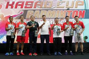 Yudo Margono & Dudung Abdurachman bersama para pemenang KASAD Cup Badminton Exhibition Match 2023 (Djarum Badminton)