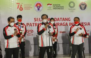 Ketua Umum PP PBSI, Agung Firman Sampurna (tengah) saat menyambut kloter kedua kepulangan tim bulutangkis Indonesia dari Olimpiade Tokyo 2020. (Foto: PP PBSI)