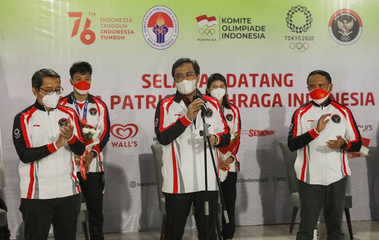 Ketua Umum PP PBSI, Agung Firman Sampurna (tengah) saat menyambut kloter kedua kepulangan tim bulutangkis Indonesia dari Olimpiade Tokyo 2020. (Foto: PP PBSI)