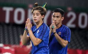Ganda campuran Thailand, Dechapol Puavaranukroh/Sapsiree Taerattanachai kandas di perempat final Olimpiade Tokyo 2020. (Foto: BADMINTONPHOTO - Yves Lacroix)