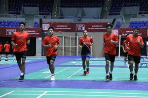 Skuad Indonesia pada Kejuaraan Dunia Junior 2022 melakukan pemanasan (Humas PP PBSI)