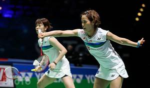 Ganda putri Jepang, Yuki Fukushima/Sayaka Hirota menghadang serangan. (Copyright: Badmintonphoto | Courtesy of BWF)