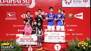 Kevin Sanjaya Sukamuljo/Marcus Fernaldi Gideon (kanan) dan Hendra Setiawan/Mohammad Ahsan di podium juara Daihatsu Indonesia Masters 2020 BWF World Tour Super 500.