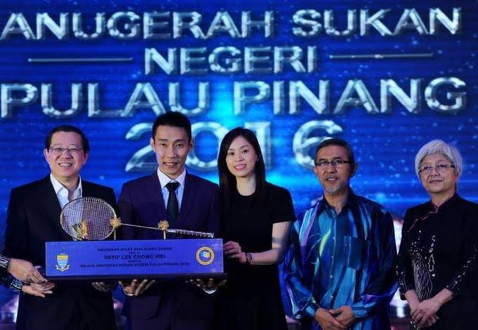 Lee Chong Wei Didampingi Sang Isteri Menerima Penghargaan All-Time Athlete Award. (Photo: badminton planet)
