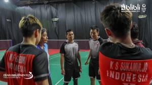 Kepala pelatih ganda putra Indonesia, Herry Iman Pierngadi saat memberikan arahan kepada dua ganda putra terbaik dunia.
