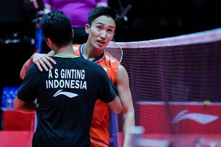 Tunggal Putra Jepang, Kento Momota (kanan) usai bertanding dengan Anthony Sinisuka Ginting (Indonesia) di partai final BWF World Tour Finals 2019.