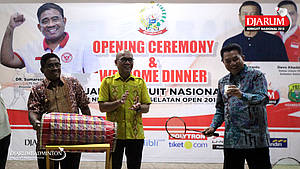 PJ Gubernur Sulawesi Selatan, Dr. Sumarsono (kiri) dan Sekjen PP PBSI, Ahmad Budiarto (kanan)