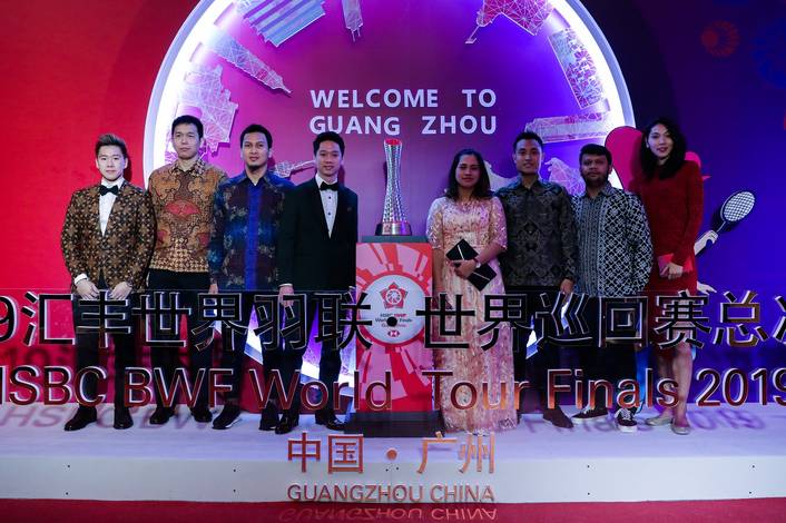 Marcus, Hendra, Ahsan, Kevin, Leani, Hafiz dan Gloria berfoto bersama sebelum Gala Dinner BWF World Tour Finals 2019 di Guangzhou.