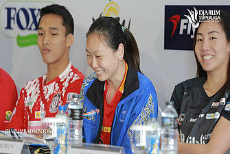 Zhang Beiwen (tengah) saat konfrensi pers Djarum Superliga Badminton 2019.