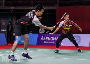 Ganda putra Indonesia, Hendra Setiawan/Mohammad Ahsan menghadang serangan. (Copyright: Badmintonphoto | Courtesy of BWF)