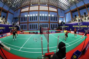 Laga final Ganda Putri Sirkuit Nasional A Jakarta antara Bernadine Anindya Wardana/Titis Maulida Rahma dan Assyifa Rizki Rahayu/Puspa Rosalia Damayanti (Djarum Badminton)