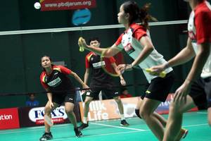 Komang Ayu Cahya Dewi dan Bobby Setiabudi saat bertanding di Liga PB Djarum II (Djarum Badminton)