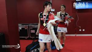 Yuki Fukushima/Sayaka Hirota (Jepang) usai menjuarai Blibli Indonesia Open 2019 BWF World Tour Super 1000.