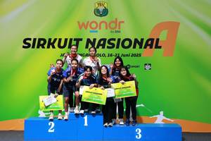 Podium Ganda Dewasa Putri pada Sirkuit Nasional A Jawa Tengah 2025 (Humas PP PBSI)