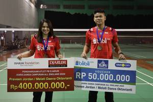 Praveen Jordan/Melati Daeva Oktavianti (Indonesia) menerima bonus dari PB Djarum, Blibli.com, Tiket.com dan Yuzu sebesar Rp 450 juta.