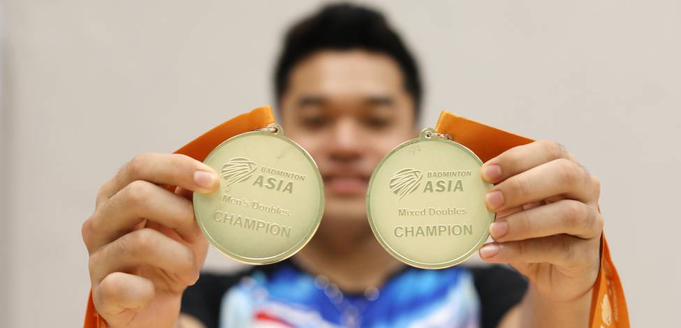 Leo Rolly Carnando bersama dua medali emas ganda campuran dan ganda putra Asia Junior Championships 2019.
