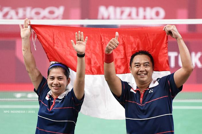 Pasangan Leani Ratri Oktila/Hary Susanto usai mengalahkan lawannya pada nomor ganda campuran SL3-SU5 Paralimpiade Tokyo 2020 (NPC Indonesia)