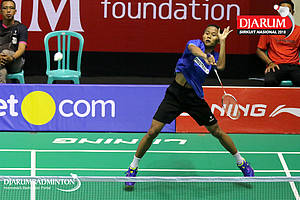 Nur Yahya Ady Velani (Pratama Badminton Acdemy) mengembalikan shuttlecock.