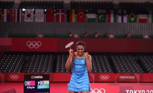 Selebrasi kemenangan Pusarla V. Sindhu (India) saat berhasil meraih medali perunggu Olimpiade Tokyo 2020. (Foto: BADMINTONPHOTO - Yves Lacroix)