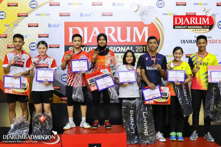 Muhammad Juan Elgiffani/Windi Siti Mulyani (tengah) menjadi juara ganda taruna campuran.