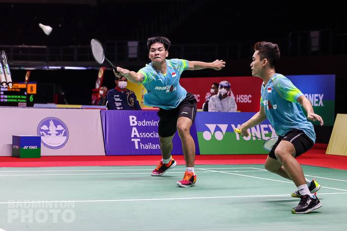 Ganda putra Indonesia, Daniel Marthin/Leo Rolly Carnando menghadang serangan. (Copyright: Badmintonphoto | Courtesy of BWF)