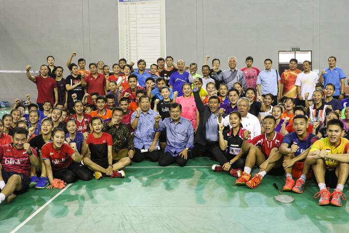 Para Atlet Pelatnas PBSI Saat Berfoto Bersama Wakil Presiden RI Jusuf Kalla pada Bulan Oktober Lalu. (Foto: PBSI)