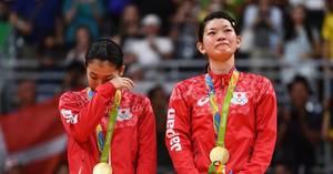 Ayaka Takahashi/Misaki Matsutomo (Jepang) saat meraih medalo emas Olimpiade Rio de Janeiro 2016.