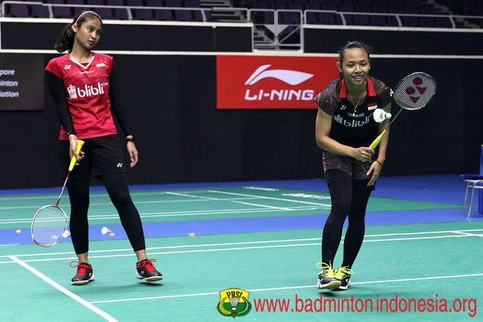 Della Destiara Haris/Rizki Amelia Pradipta sedang warming up di Singapore Indoor Stadium (Foto: PBSI)