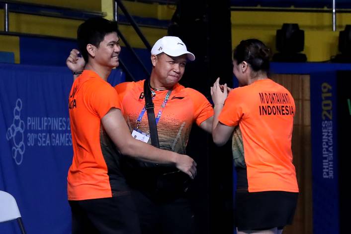 Kepala pelatih ganda campuran Indonesia, Richard mainaky (tengah) bersama pasangan Praveen Jordan/Melati Daeva Oktavianti. (Foto: PP PBSI)