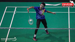 Dinar Taufiqul Hafizh (PB AIC Badminton Academy) mengembalikan shuttlecock.