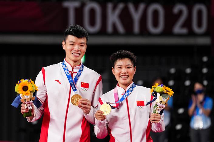Ganda campuran Tiongkok, Wang Yi Lyu/Huang Dong Ping sukses menyabet medali emas Olimpiade Tokyo 2020. (Foto: BADMINTONPHOTO - Shi Tang)