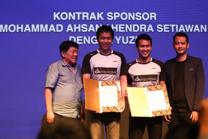 Hendra Setiawan/Mohammad Ahsan (tengah) mendapatkan kontrak sponsor baru dari Yuzu.
