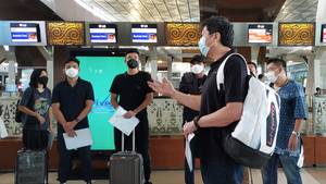 Manajer tim Indonesia, Aryono Miranat (kanan) saat memberikan pengarahan kepada para pemain sebelum bertolak ke Bangkok, Thailand.