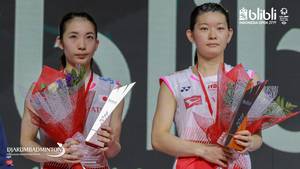Pebulutangkis Jepang, Ayaka Takahashi (kanan) memutuskan pensiun.